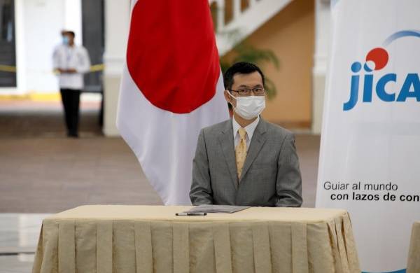 El director de JICA, Makoto Kanagawa, durante la firma del acuerdo de cooperación técnica no reembolsable.