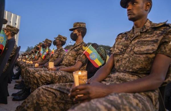 Soldados y civiles etíopes se reúnen para un evento que marca el primer aniversario de la guerra en Tigré en la capital Addis Abeba.