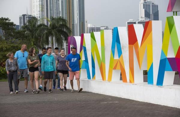 El turismo de reuniones y evento impulsa al país como destino turístico y dinamiza la industria. En la imagen se observa a jóvenes que visitaron Panamá para participar de un evento deportivo.