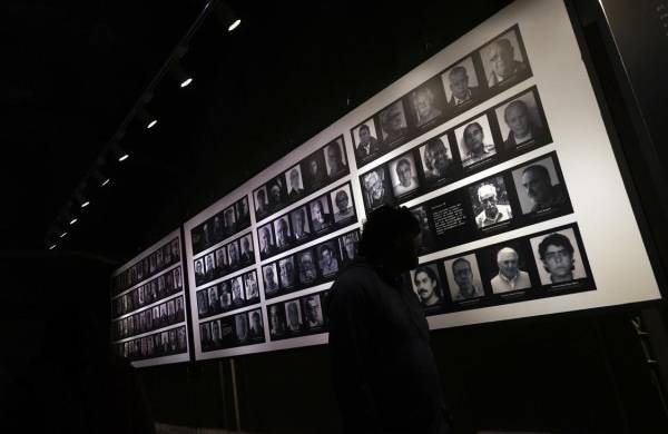 Imagen de archivo de una exposición de exprisioneros que sobrevivieron al encarcelamiento del Estadio Nacional, durante la dictadura de Agusto Pinochet (1973-1990).