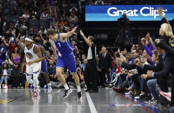 El jugador de los Sacramento Kings Sasha Vezenkov celebra un triple contra los Golden State Warriors. EFE/EPA/JOHN G. MABANGLO
