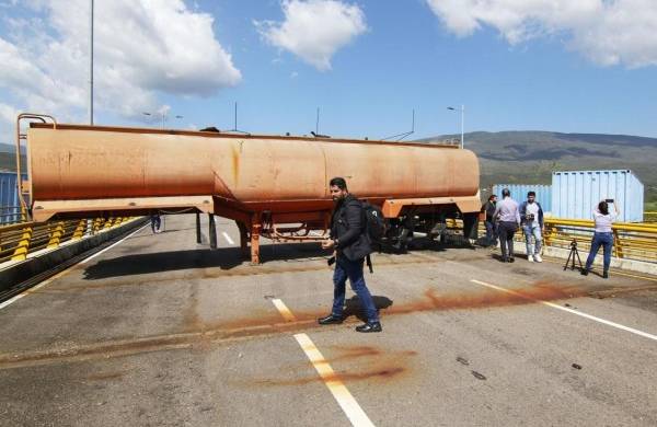 Fotografía del 18 de agosto de 2022 que muestra los contenedores que permanecen bloqueando el Puente Internacional de Tienditas que conecta el estado Táchira (Venezuela) con el departamento de Norte de Santander (Colombia).