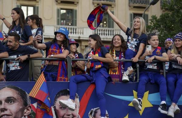 Los jugadores y jugadoras del FC Barcelona celebran la conquista de LaLiga Santander