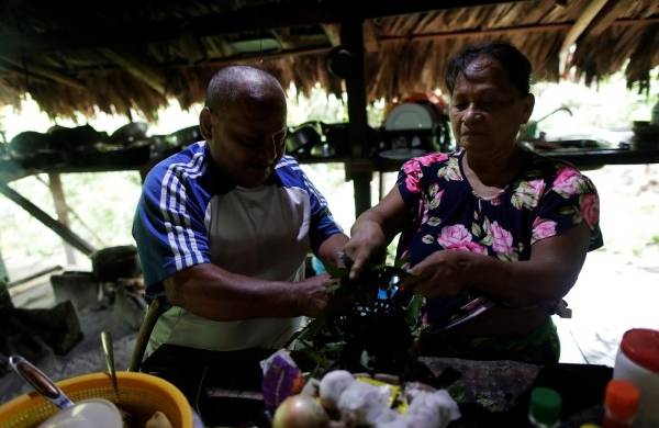Gloria Samana (i) junto a Reinedio Casama (d) preparan plantas medicinales el 20 de agosto de 2020 en el poblado de Ipetí Emberá-Alto Bayano, en el distrito de Chepo