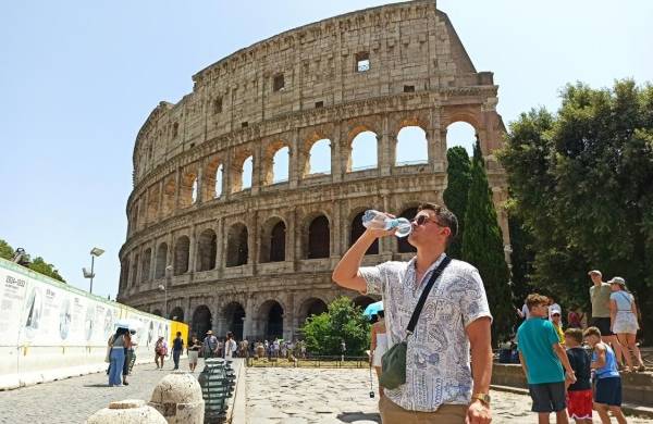 Un turista se hidrata mientras visita el Coliseo de Roma, este martes.