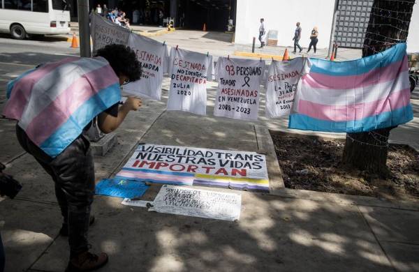 Fotografía de archivo fechada el 20 de noviembre del 2023 donde se observa a un grupo de personas manifestarse en defensa de derechos de las personas trans, en las inmediaciones del Ministerio Público, en Caracas (Venezuela).