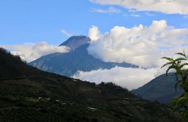 Imagen donde se muestra el volcán Tungurahua, situado en la zona andina de Ecuador.