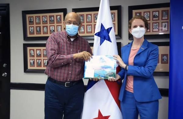 El ministro del MEF, Héctor Alexander recibe a la embajadora embajadora de Canadá en Panamá, Kim Ursu.