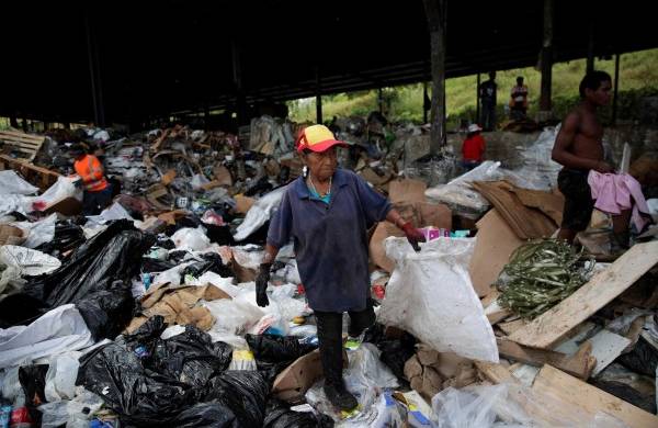 Conservación Miembros de la Cooperativa de Servicios de Reciclaje de Cerro Patacón recolectan este jueves, 26 de septiembre de 2019, plásticos y desechos de valor en una galera de reciclaje cerca al vertedero de Cerro Patacón, en Ciudad de Panamá (Panamá)