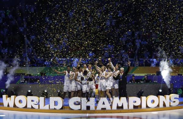 Los jugadores de Alemania celebran la victoria con el trofeo tras ganar la final de la Copa Mundial de Baloncesto FIBA 2023.