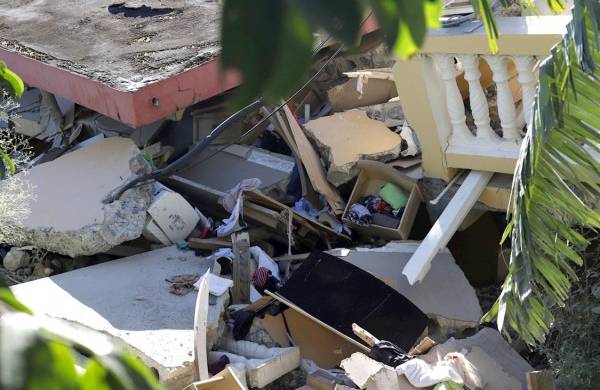 Vista de una casa destruida por el sismo de magnitud 6.4 en Yauco (Puerto Rico).