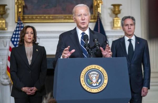 El presidente estadounidense Joe Biden (c), junto con la vicepresidenta Kamala Harris (i) y el secretario de Estado Antony Blinken (d), pronuncia comentarios sobre los ataques de Hamás en Israel.