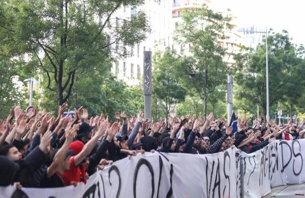 Fanáticos muestran su descontento con la directiva del PSG.