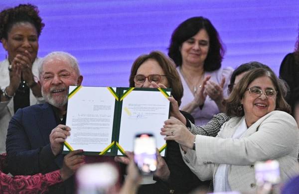 El presidente de Brasil, Luiz Inácio Lula da Silva, posa hoy junto a la ministra de las Mujeres, Cida Gonçalves (d), y otras altas funcionarias