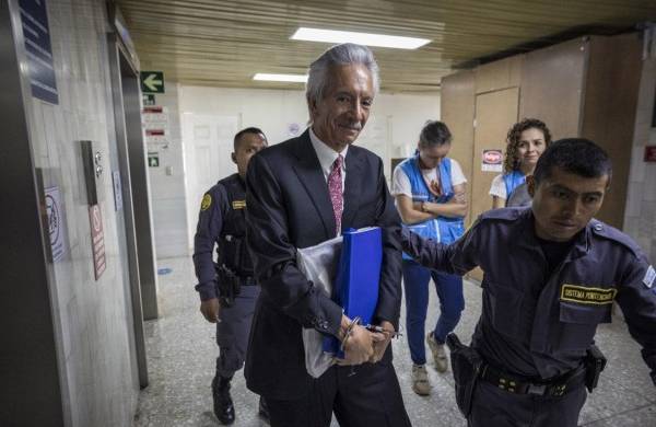 El periodista José Rubén Zamora (c) a su llegada a la audiencia donde fue sentenciado por su presunta participación, un caso de lavado de dinero, chantaje y asociación ilícita.
