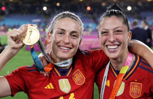 Las jugadoras españolas Alexia Putellas (izq.) y Jennifer Hermoso celebran su victoria en el Mundial Femenino.