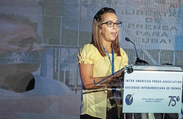 La periodista cubana Lucila Morales habla en la 75 Asamblea General de la SIP, en Coral Gables, Florida, Estados Unidos.