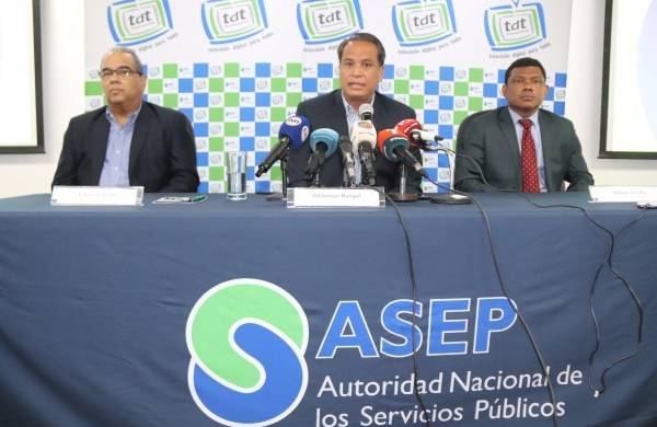 El director Nacional de Telecomunicaciones de la Asep, Hildeman Rangel, anunció el inicio del apagón analógico durante la conferencia de prensa.