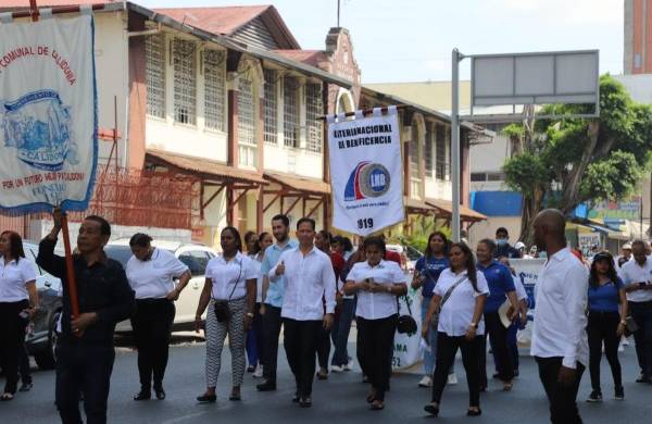 En el desfile participaron escuelas públicas y privadas, instituciones gubernamentales ubicadas en Calidonia, además de organizaciones cívicas y de la comunidad.