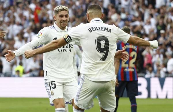 El delantero del Real Madrid Karim Benzema (d) celebra con su compañero Fede Valverde
