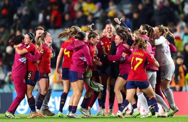La selección femenina de España celebrando el pase a la final del torneo.