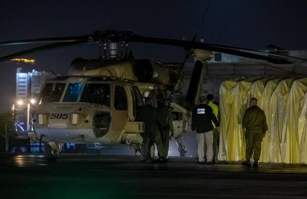 Algunos soldados israelíes se encuentran cerca de un helicóptero del Ejército israelí que transporta a rehenes liberados. EFE/EPA/CHRISTOPHE PETIT TESSON