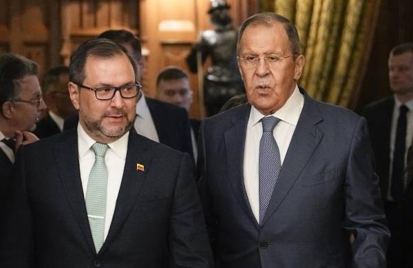 El ministro de Asuntos Exteriores ruso, Sergey Lavrov (R), da la bienvenida al ministro de Asuntos Exteriores de Venezuela, Yvan Gil Pinto (I).