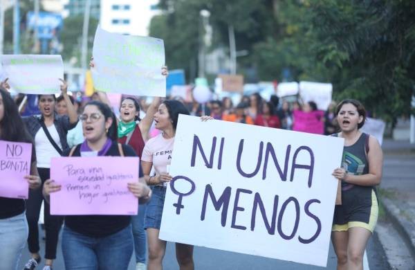 Para conmemorar el Día Internacional de la Eliminación de la Violencia contra la Mujer, varios grupos feministas marcharon este lunes 25 de noviembre en la capital panameña.
