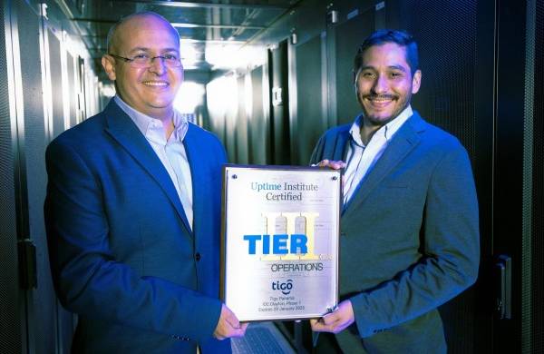 Francisco Mancilla y Roberto Pereira de Tigo Business recibieron el reconocimiento otorgado por el Uptime Institute.