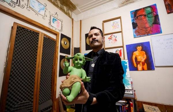 El artista mexicano Yurex Corp muestra su obra el Niño Dios Baby Yoda el 25 de enero de 2021, en Ciudad de México (México).
