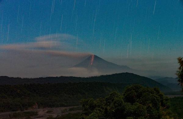 Fotografía de archivo en la que se registró una vista general del volcán Sangay, en la provincia ecuatoriana de Morona Santiago.