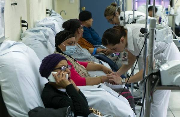 Vista del personal de salud atendiendo a pacientes con cáncer en un hospital, en una fotografía de archivo.