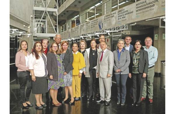 Representantes de las bibliotecas que forman parte de la Asociación de Estados Iberoamericanos para el Desarrollo de las Bibliotecas Nacionales de Iberoamérica.