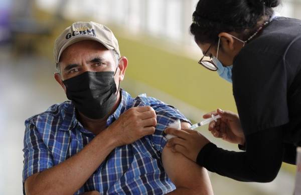 Un hombre recibe una dosis de una vacuna contra la enfermedad del nuevo coronavirus (covid-19).