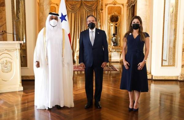 El embajador de Catar, Ahmed Mohamed Nasser Mohamed Al- Dehaimi, posa junto al presidente de la República, Laurentino Cortizo, y la canciller Erika Mouynes.
