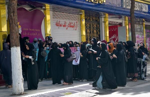 Afganas protestan en Kabul contra el cierre de los salones de belleza