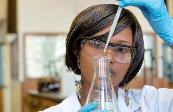 Menos del 30% de investigadores científicos en el mundo son mujeres.