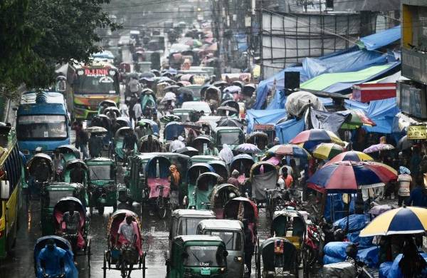 Los vehículos avanzan por una carretera muy transitada durante una lluvia en Dhaka, Bangladesh, el 9 de junio de 2023.