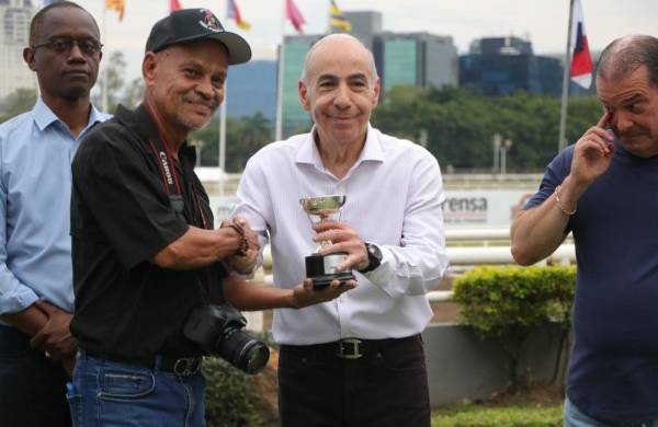 Martín Levy hace entrega de la copa del triunfo a Víctor Tawachi, dueño del ejemplar victorioso.