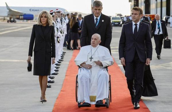 El papa Francisco y el presidente de Francia, Emmanuel Macron