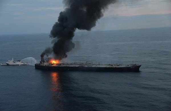 El incendio de un petrolero en la costa de Sri Lanka desata el temor al vertido