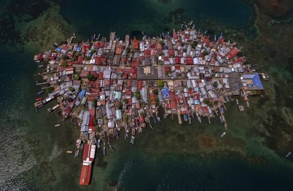 Vista aérea de la isla de Carti Sugtupu, en la Comarca Indígena Guna Yala, Panamá, en el Mar Caribe.