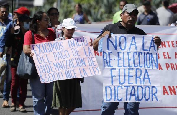 Familiares de detenidos por el régimen de excepción se manifiestan hoy contra las reformas penales que adelanta el Gobierno de Nayib Bukele, en Santa Ana (El Salvador).