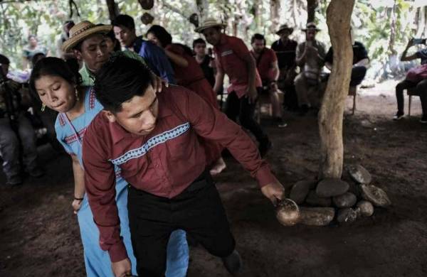 Indígenas de la comunidad ngäbe-buglé realizan una danza ancestral para recibir a los visitantes, el 27 de agosto de 2023 en el cantón de Coto Brus, provincia de Puntarenas (Costa Rica).