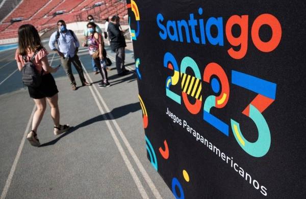 Fotografía de archivo de personas observando el cartel de los Juegos Panamericanos y Parapanamericanos de 2023, el 3 de febrero de 2022, en Santiago (Chile).