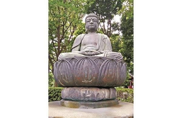 Sidharta Gautama, quien iluminado sería el Buda, aquí representado sobre una flor de loto. 