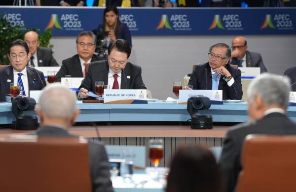 Fotografía cedida por la Presidencia de Colombia que muestra al mandatario Gustavo Petro (d), mientras participa en el Foro de Cooperación Económica Asia-Pacífico (APEC)