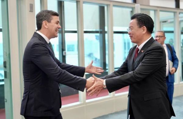 El presidente electo de Paraguay, Santiago Peña (i), saludando al ministro de Relaciones Exteriores de Taiwán, Joseph Wu (d).