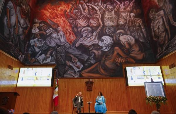 El escritor peruano, Mario VargasLlosa (i) y la directora general de la Feria Internacional del Libro de Guadalajara (FIL) Marisol Schulz (d).