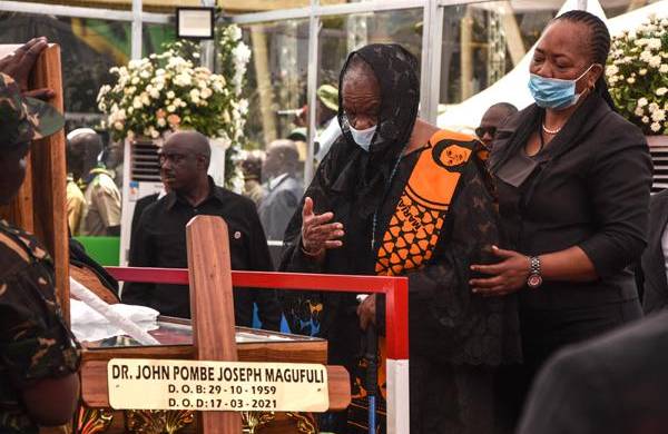En el funeral del presidente de Tanzania, John Magufuli, algunas personas estaban utilizando sus mascarillas, a pesar de que el mandatario consideraba derrotado el virus en su país gracias al rezo. |